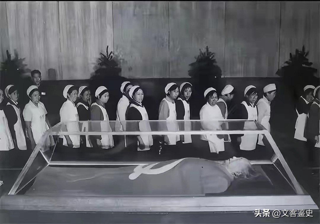 毛主席逝世46年，遗体为何至今栩栩如生面色红润？不只是药物作用