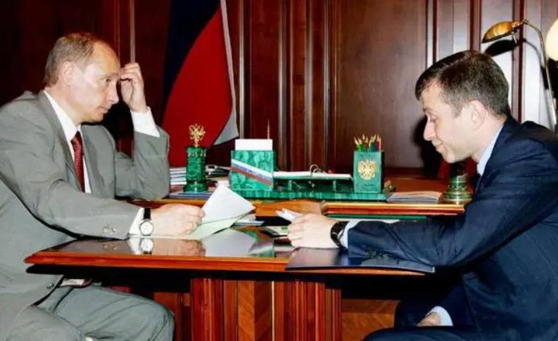 阿布和别列分别带着俊男美女出街购物,不小心碰面了,保镖都懵了