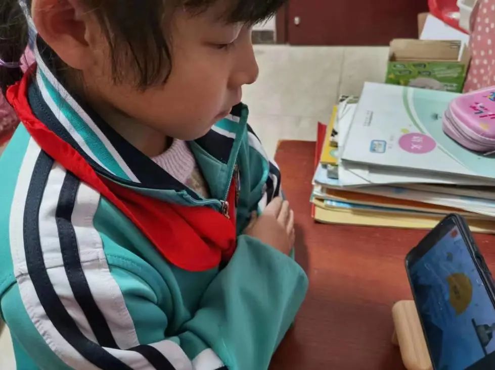 新桥大官小学收看“12355沂蒙青少年成长公开课”活动