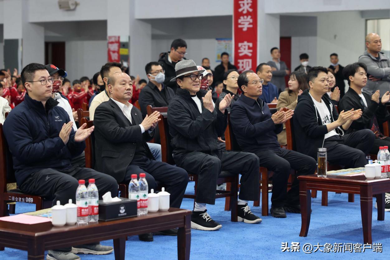 携《龙马精神》,成龙与河南功夫小子一起“壮志豪情”