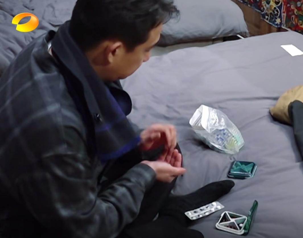 张艺兴黄磊有爱瞬间,黄磊每天吃7种什么药