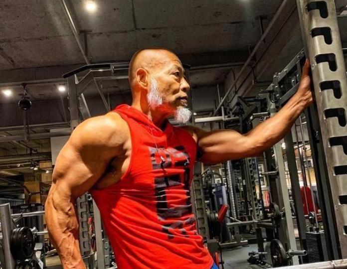 67岁大爷健身24年，娶小13岁美女娇妻，夫妻美满幸福、让人羡慕