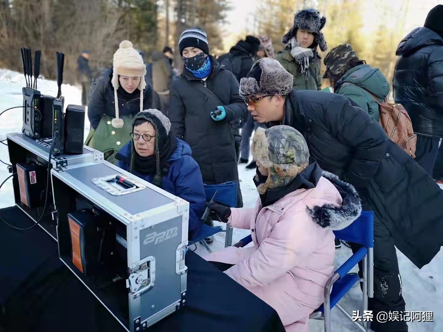 制片冰面被捆4小时,浇17桶冷水!不为人知的剧组“背面”