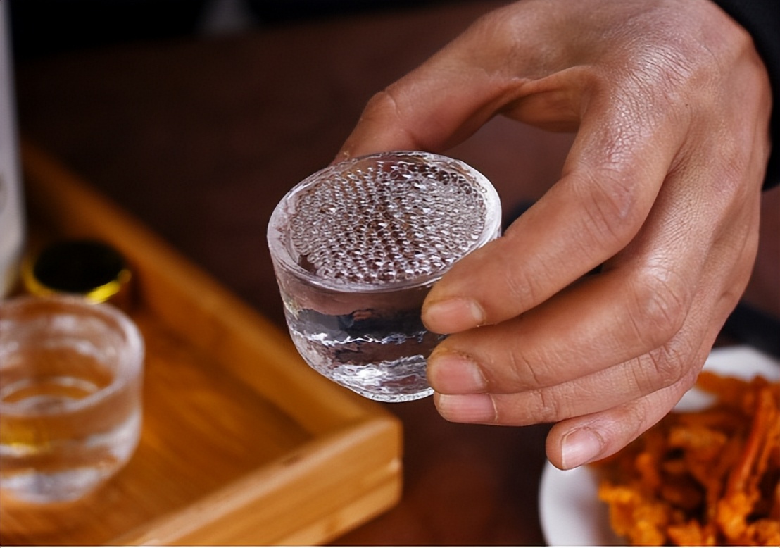 同样酒为什么批发部比超市便宜,同样是酒为什么有的酒那么贵