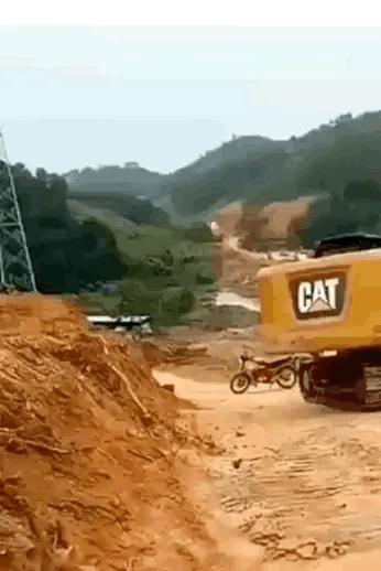 轻松一刻：这样的破电脑，收废品的竟然出价500块钱收，真是疯了