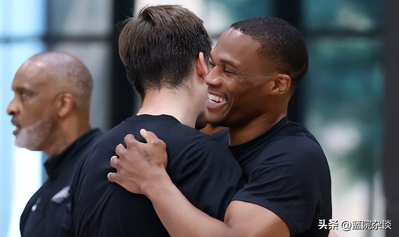 韦少三双赢球视频,威少接受采访