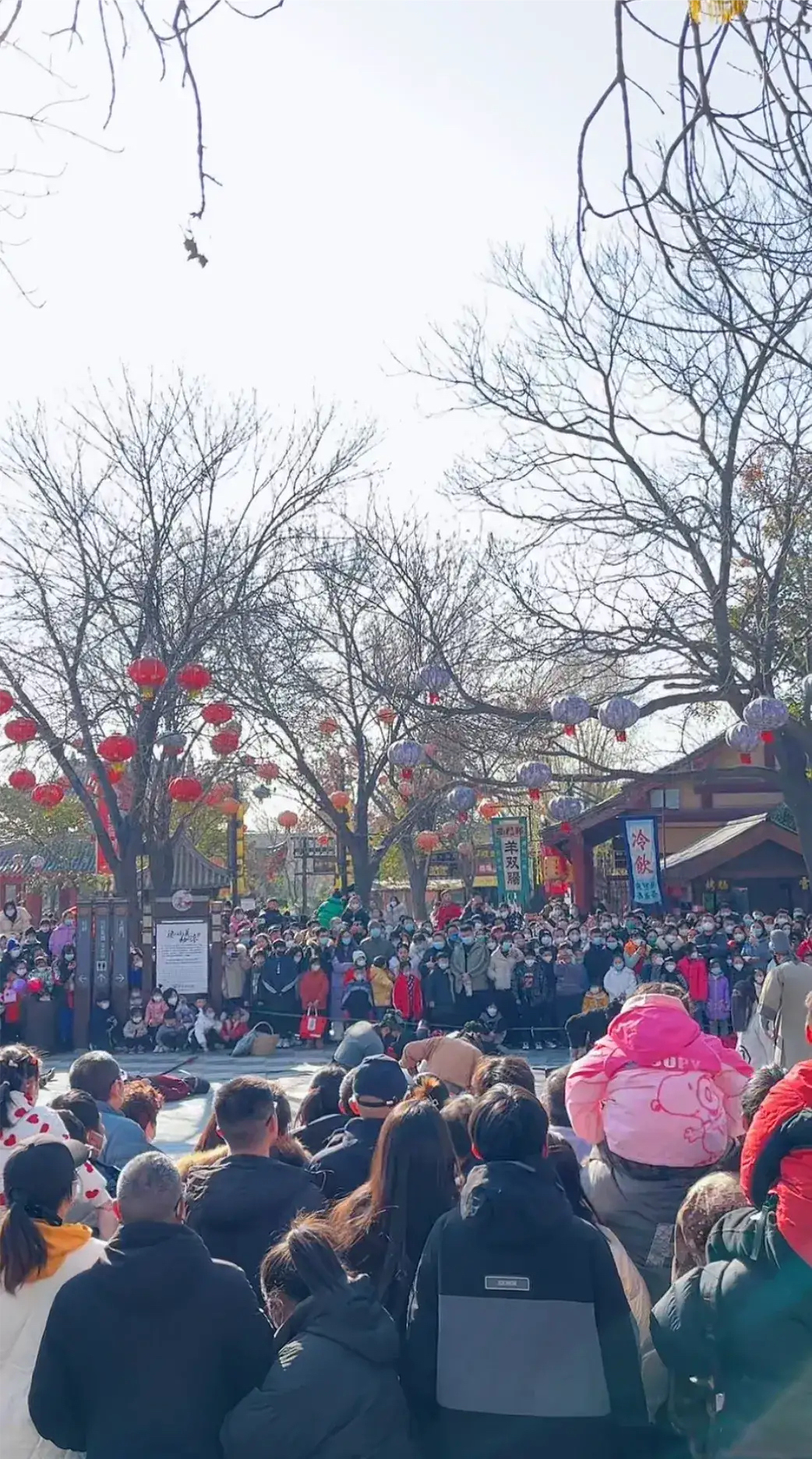 大年初一开封清明上河园人山人海,大年初一的清明上河园是人山人海