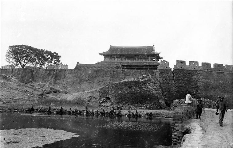 侵华日军*行暴**照片，女子为活命，脱下衣服让日本人拍摄*辱侮**