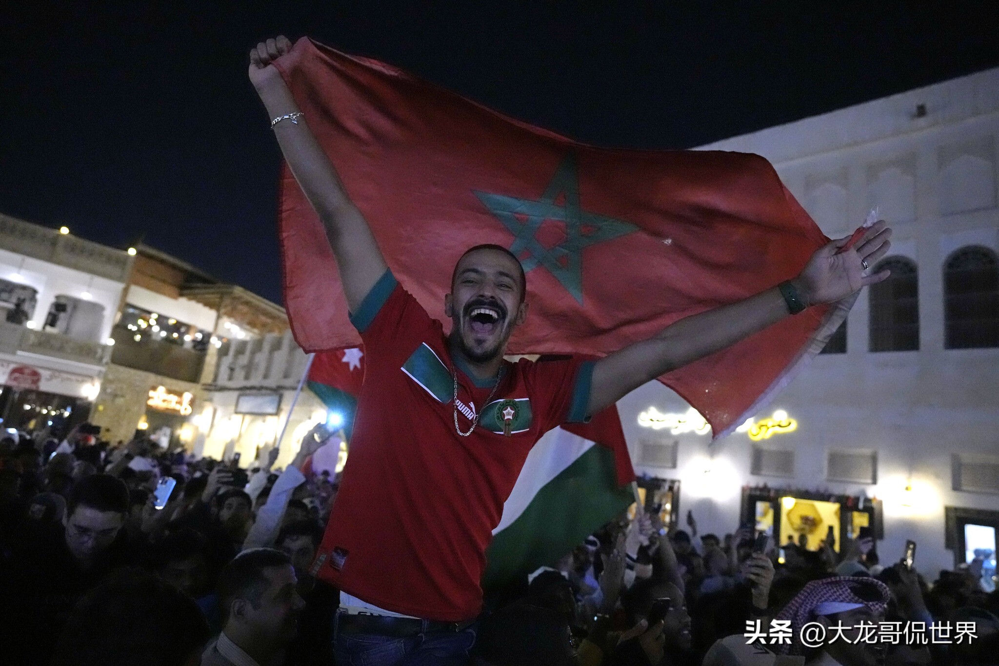 中国人何时能看到这一天，这国足球创历史，人们涌上街头庆祝