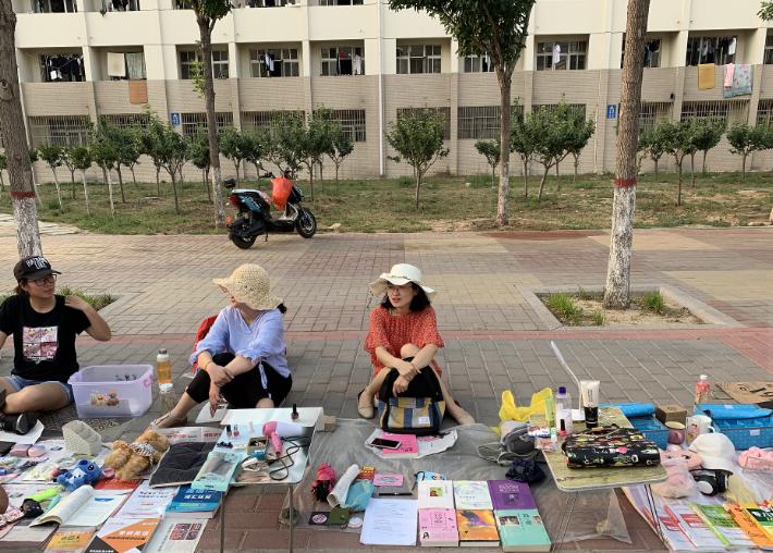 大学生摆摊卖什么东西吸引人,摆摊在学校边卖吃的又简单又好卖