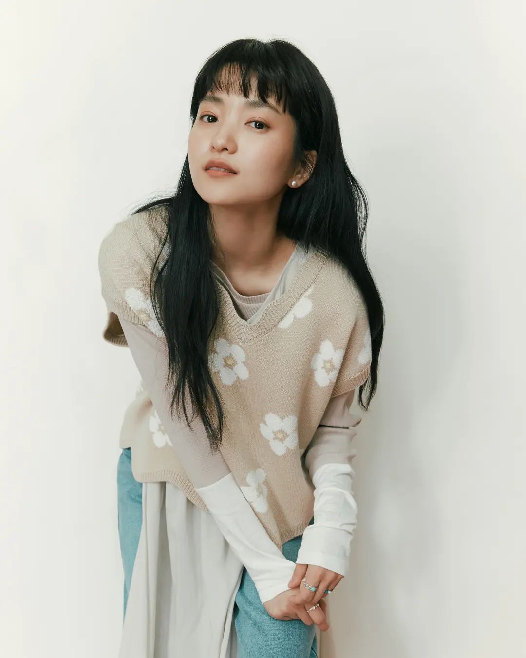 飘逸长裙与马卡龙色系，跟着金泰梨这样搭，轻松穿出文艺女孩