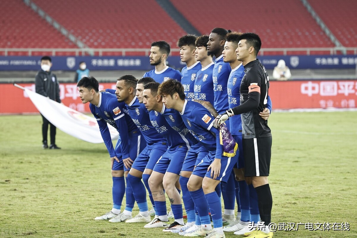 主力中卫全伤“硬扛”卫冕冠军终极4轮较量武汉三镇争冠占优