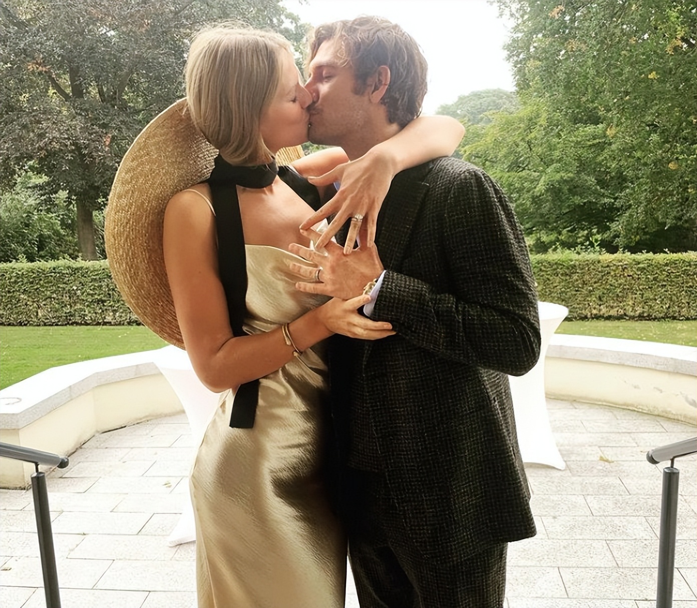 已结婚生子的外国维密超模,维密超模与女友结婚