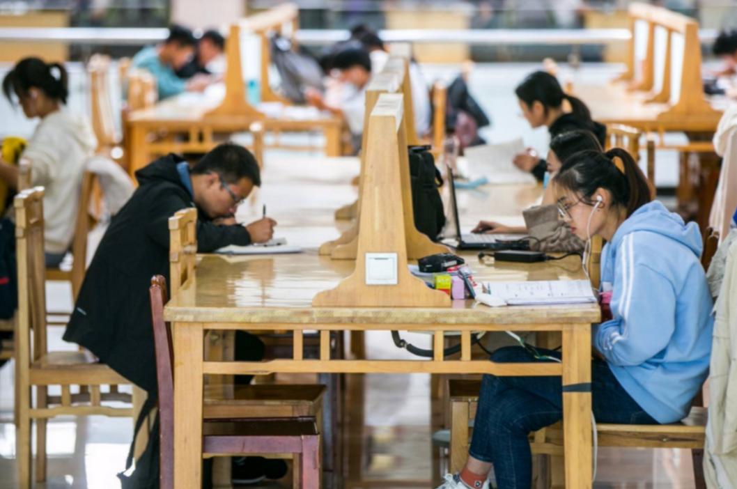 “哥哥结婚，我当新娘”，大学生国庆请假奇葩理由，导员无言以对