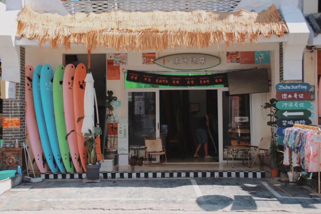 三亚滑水冲浪网红,三亚大批网红占据海滩