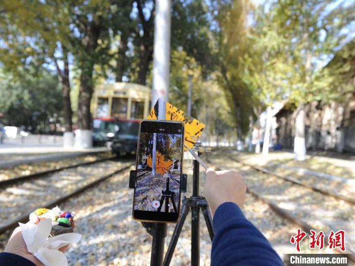 长春小伙用影子画画,吉林男子用纸笔展示画画消失术