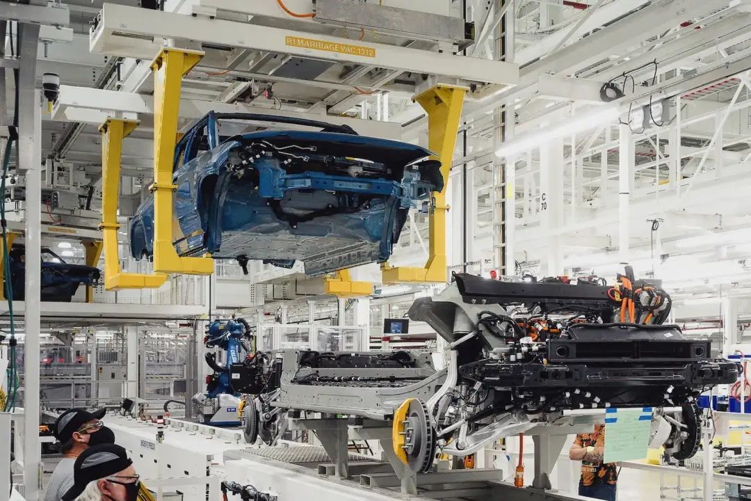 美国一车主电动皮卡后保险杠凹陷收到4万2千美元修理账单