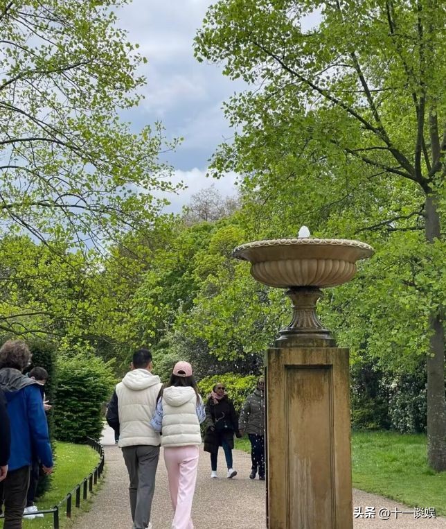 章泽天和刘强东甜蜜照曝光,刘强东章泽天挽手现身