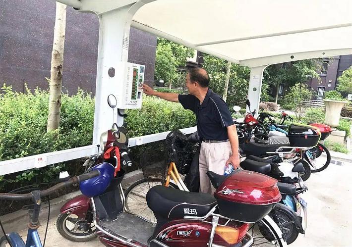 电动车灯亮不走灯关就走怎么回事,电动车充满不变灯怎么办