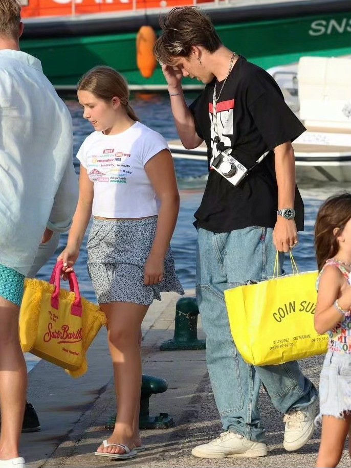 贝克汉姆小七女儿穿搭,贝克汉姆小七夏日长裙