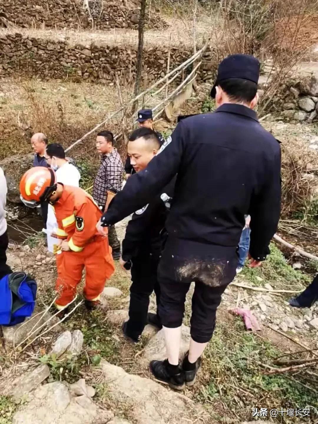 民警背着伤员爬山身上多处受伤,爬山崴脚消防员