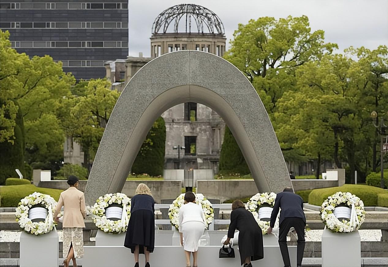 太太团在广岛G7放大招了！吉尔换成紫裙好高贵，日本夫人蓝裙翻车