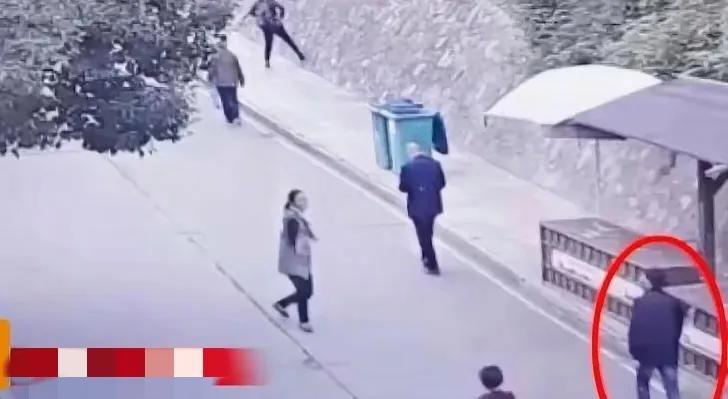 40多岁美艳少妇深夜去见男友，再次被发现时躺在自己车的后备箱