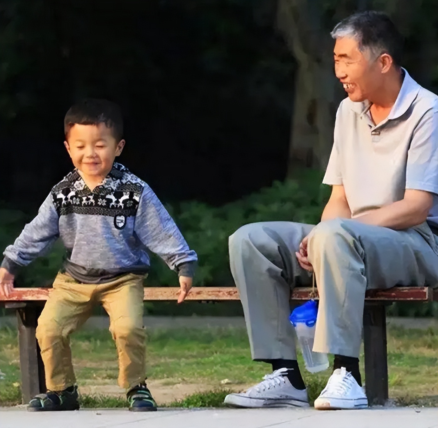 女大学生抱怨父母偷喝矿泉水,女大学生买了一箱矿泉水
