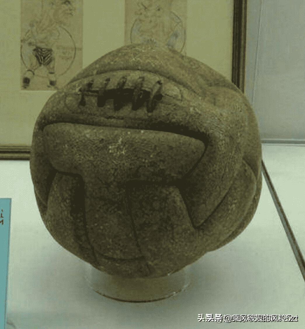 高清老照片：旗人格格大腿岔开豪放洗衣，地主三妻四妾不输女明星