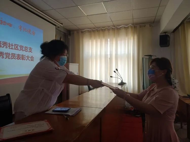 社区党员发挥先锋模范带头作用,党员先锋岗争当服务群众标兵