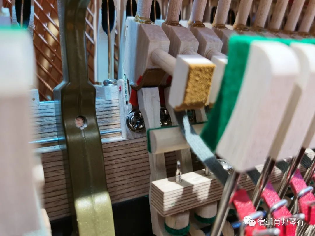 实木顶杆和ABS塑料哪个好？尚音琴行告诉您