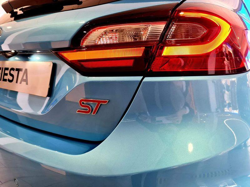 福特嘉年华三厢自动时尚型发动机,最新版福特嘉年华1.5手动挡运动版