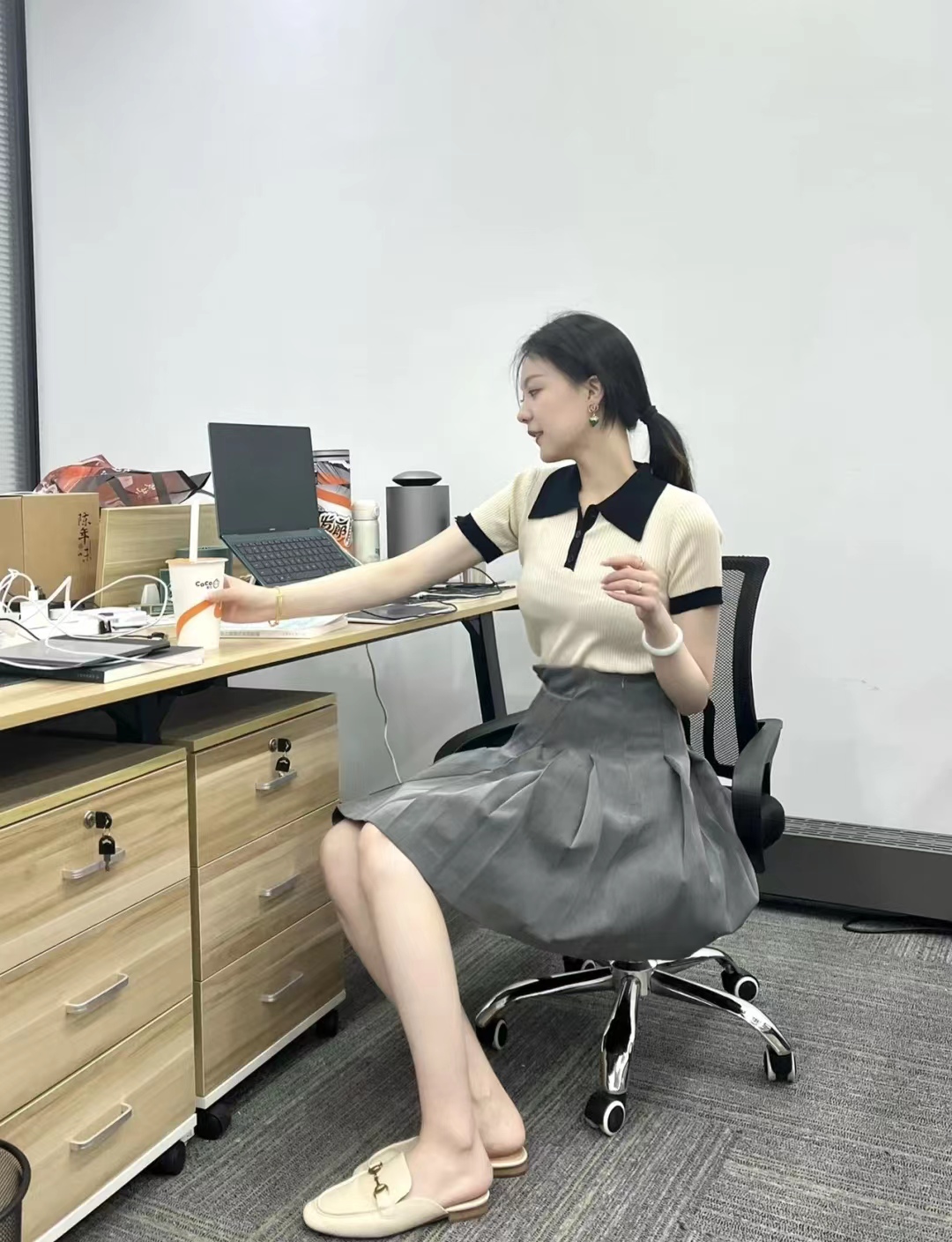 短款百褶短裙的10种搭配方法冬季,灰色短款百褶半身裙怎么搭配上衣