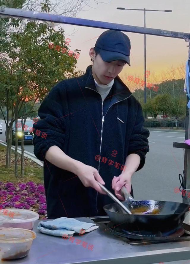 19岁男生在大学城炒龙虾，颜值引女生守在直播间，高峰时有9万人
