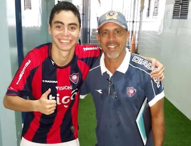 圣詹姆斯公园的右翼天使，用“桔光”照亮着喜鹊前进的方向