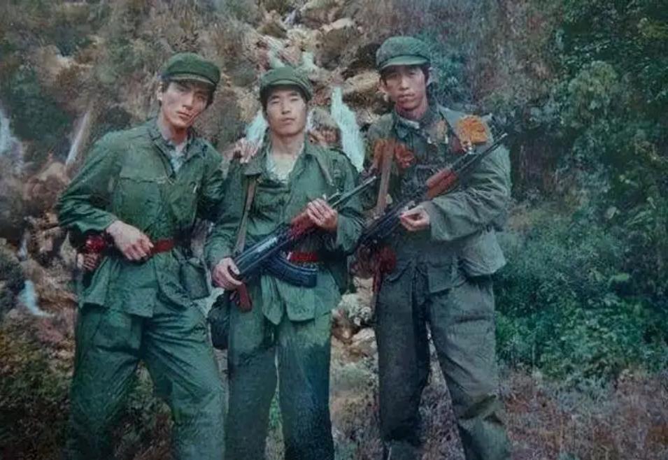 副政委下落不明，部队深夜寻找，顺手打了越军一个伏击