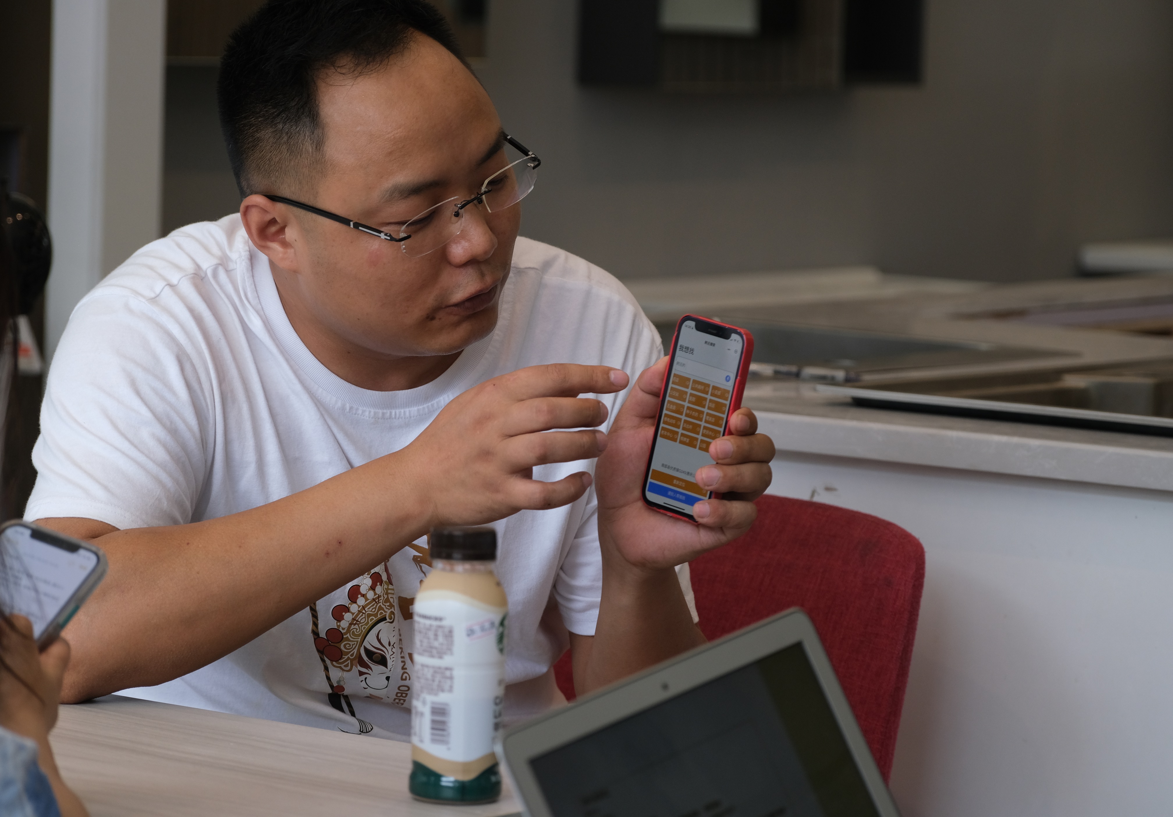 3万年轻人的社会适老化改造：为不识字的母亲设计小程序，模拟未来养老院场景