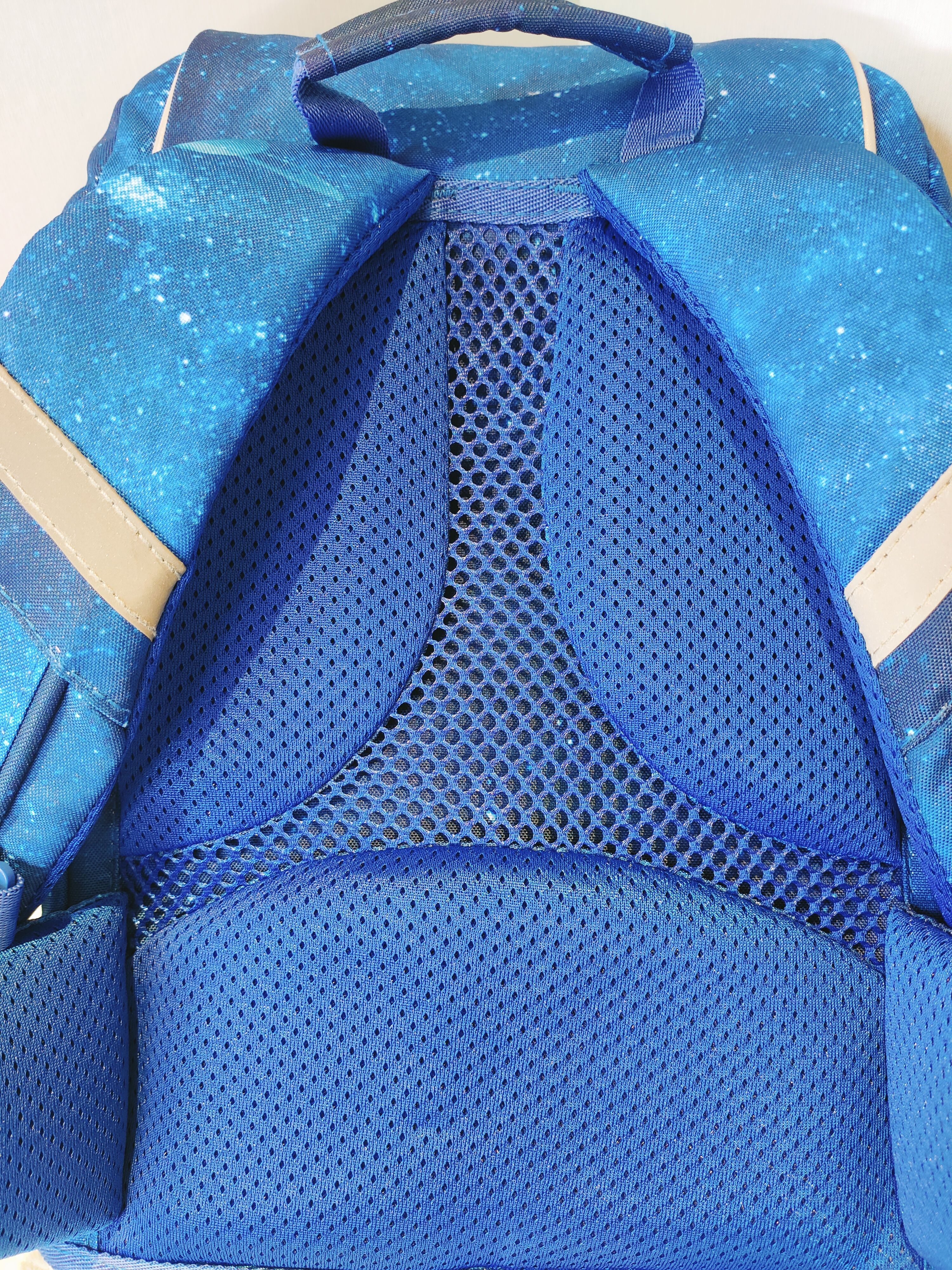 既轻便又实用的小学生书包,学生单肩书包推荐简单