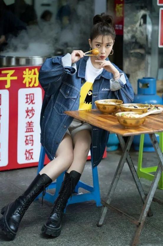 网友惊呆!殷桃和董卿同吃路边摊,一个优雅接地气,一个疯狂露腿