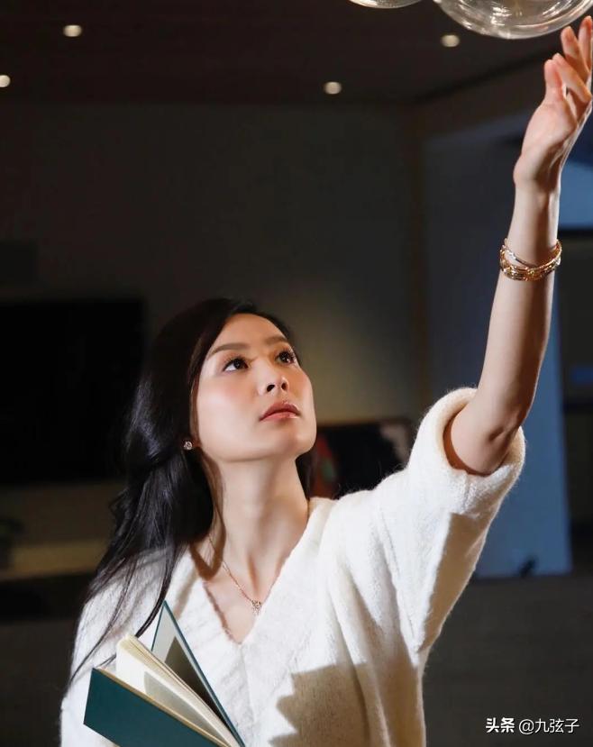 陈法拉谈婚后生活,陈法拉二婚后与女儿合影