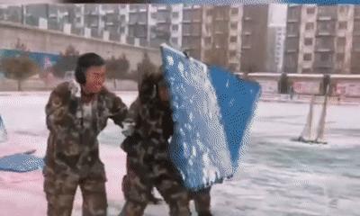 部队里打雪仗,部队打雪仗站岗