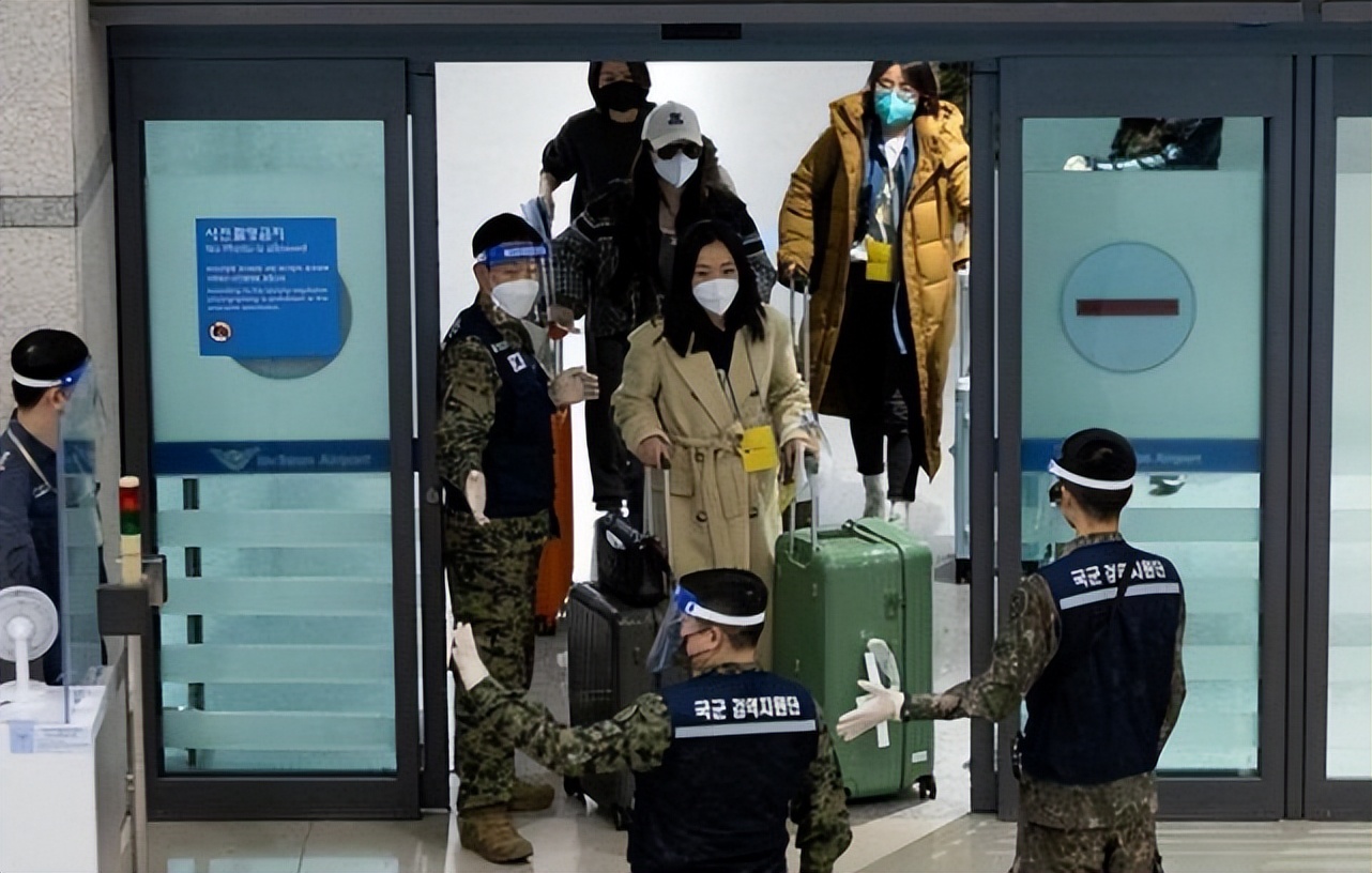 大连海关回应韩籍旅客挂白牌,大连机场给韩旅客挂白牌照片