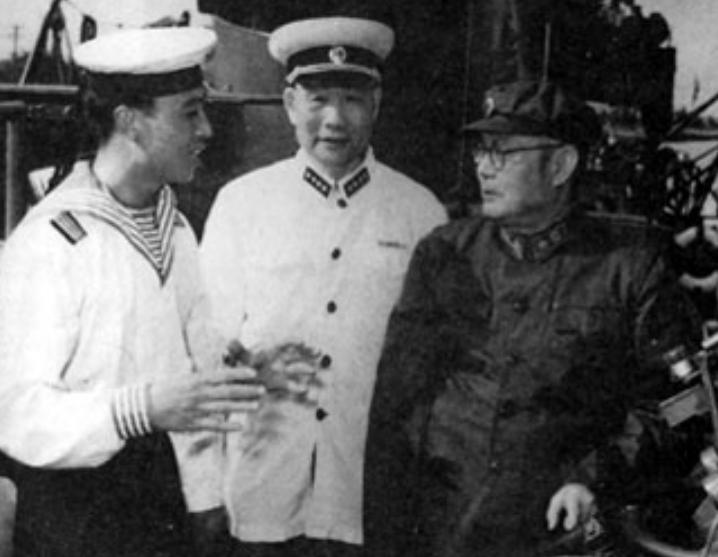 *小平邓**一生烟不离手，为买烟花光所有的钱，退休后仅用2个月戒烟