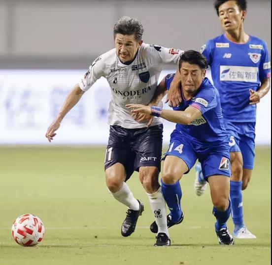 55岁足坛活化石遭8队抢着要！是物有所值？还是被当做“吉祥物”