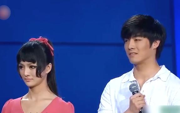 “明星针锋相对”：杨丽萍对金星当众拍桌，冯小刚让成龙下不来台