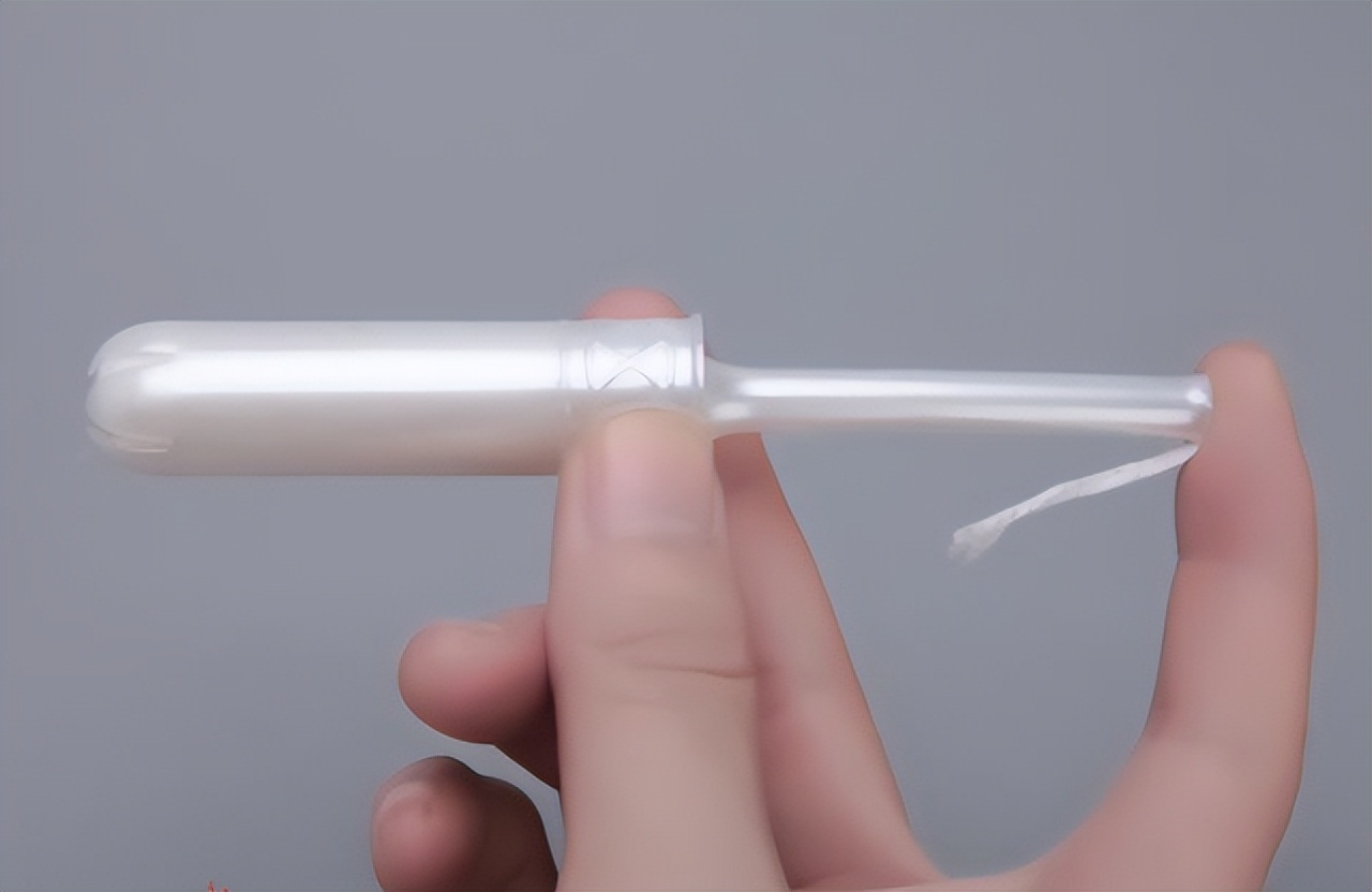 21岁女大学生，卫生棉条卡在身体里面，医生哭笑不得：用错方法了