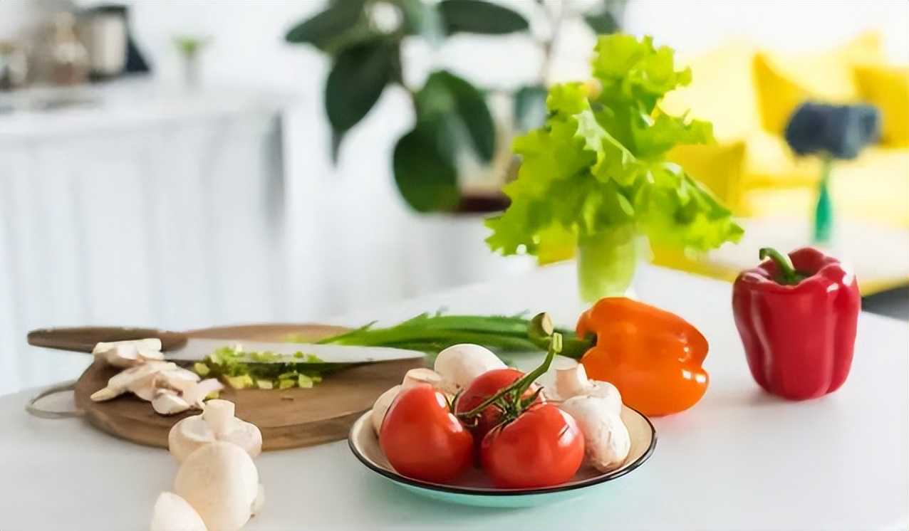 菠菜生菜西红柿哪一种是蔬菜之王,西红柿和哪些蔬菜不能吃