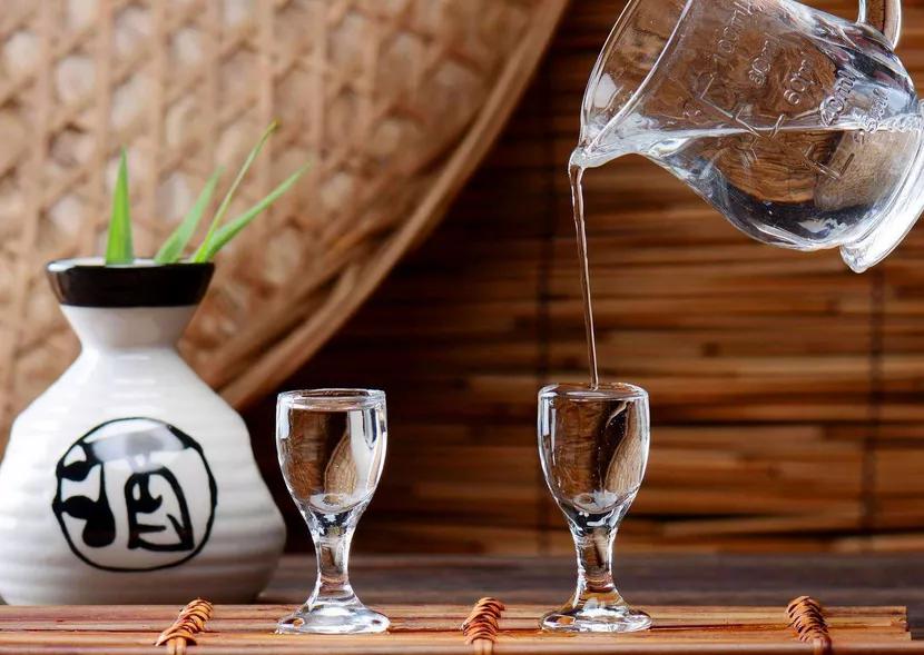 茶满欺人酒满敬人的由来,到底是茶满敬人还是酒满敬人