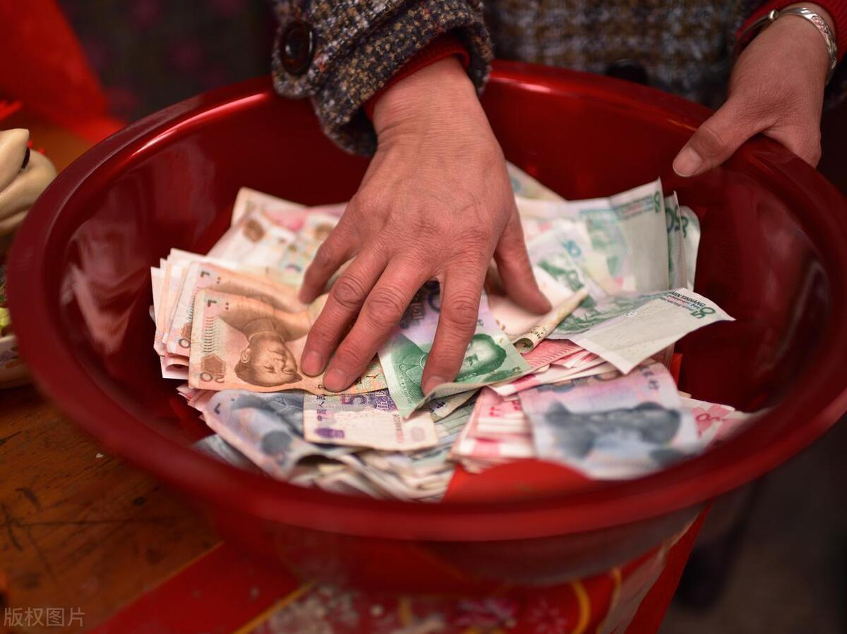 婆婆拿手镯当彩礼,婆婆拿镯子当彩礼