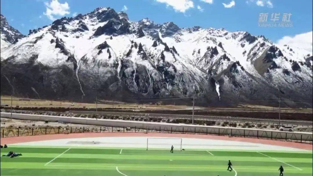 雪山下的梦幻足球场,西藏雪山下的球场